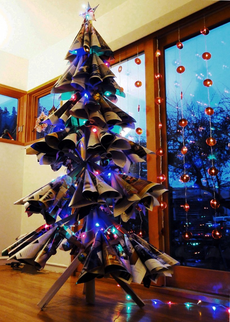 古い雑誌でつくられたクリスマスツリー7