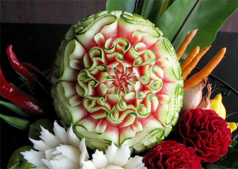 野菜や果物などを使ってつくられる彫刻2