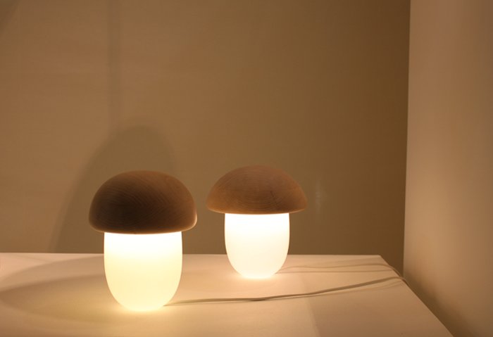 キノコのようなランプ　Terho（天井ランプ）とTatti（テーブルランプ）