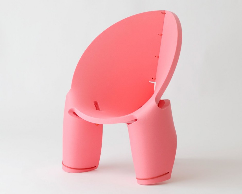 平面上の一枚の板を丸めてヒモで留めるだけで生まれるクリエイティブな椅子「EVA Chair For Kids」1