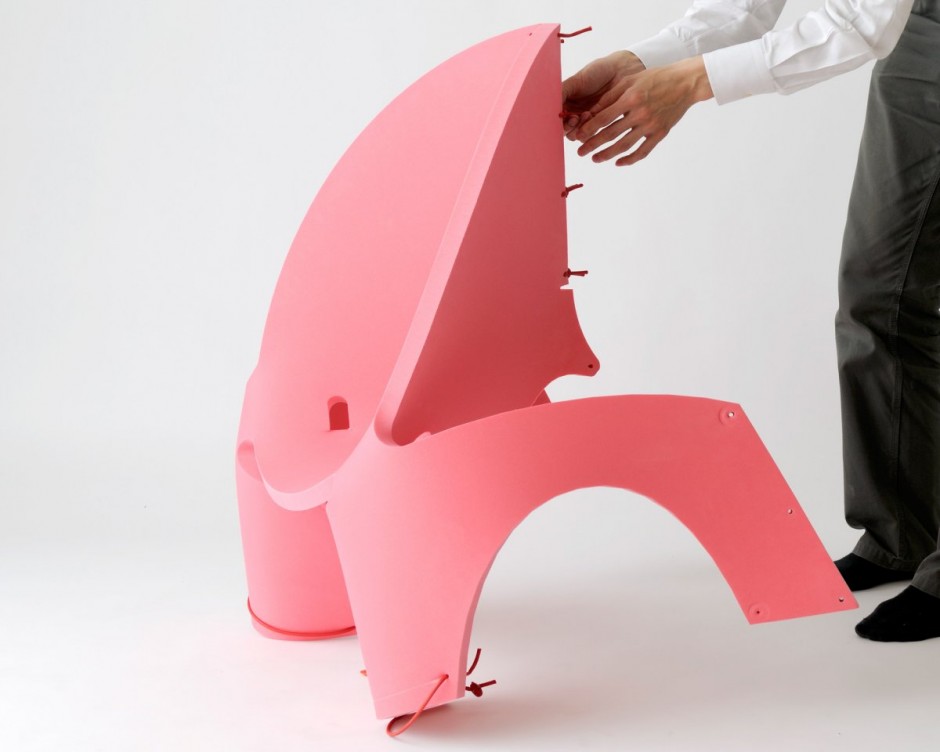 平面上の一枚の板を丸めてヒモで留めるだけで生まれるクリエイティブな椅子「EVA Chair For Kids」5