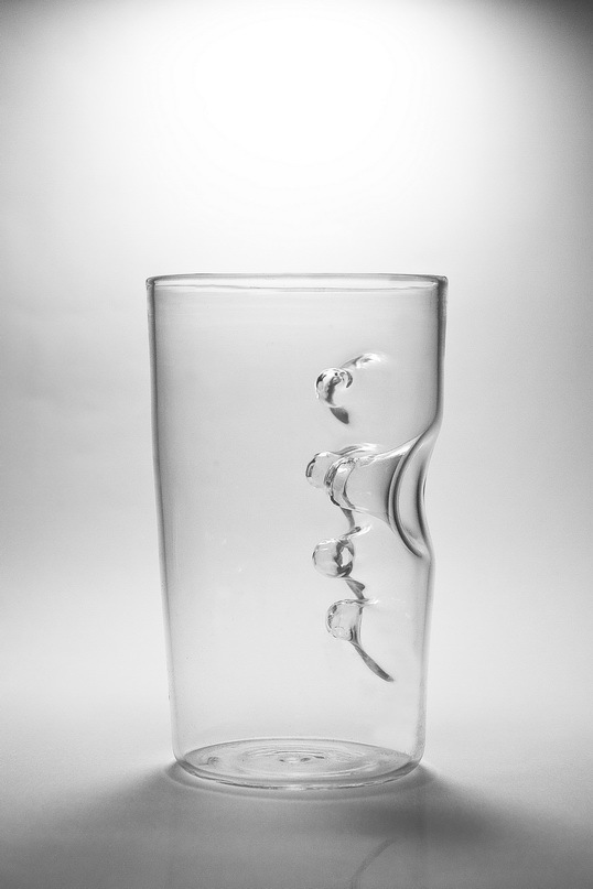 グラスの中に手を入れるグラス6