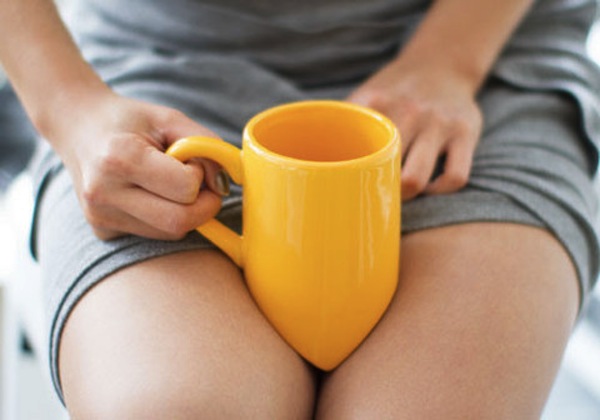 底がV字型になっている為、膝の上に乗せて使うことの出来る便利なマグカップ「Lap Mug」