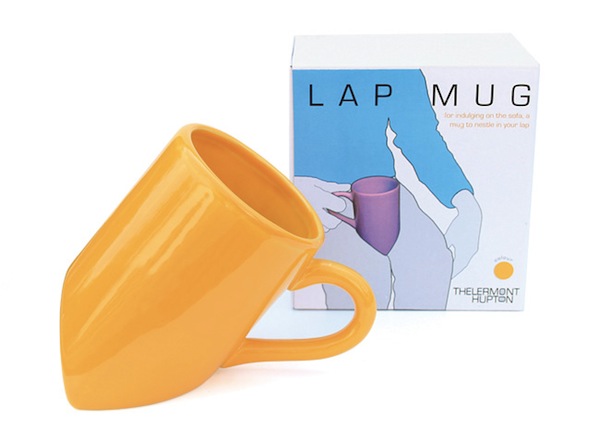 底がV字型になっている為、膝の上に乗せて使うことの出来る便利なマグカップ「Lap Mug」