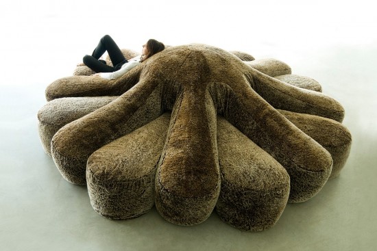 ヒトデの形をしたゆったりできる大きなソファー