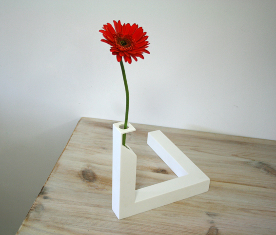 不可能図形の三角形をモチーフにした花瓶