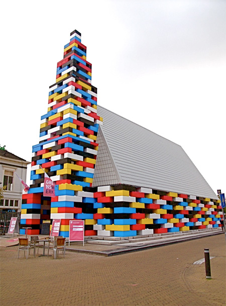 大きなレゴブロックで出来た教会