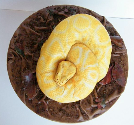 黄色い蛇のケーキ