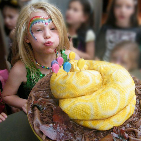 黄色い蛇のケーキ