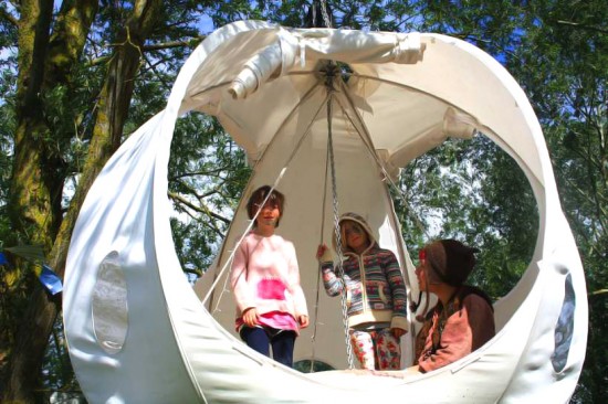 球体型の木に吊るして使うテント「roomoon」