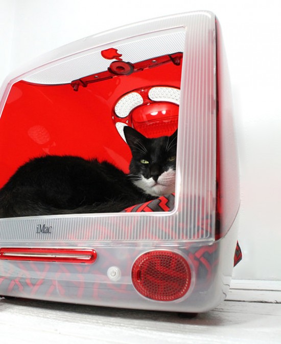 iMacで出来た猫の為のおしゃれなベッド「Upcycled Apple Computer Pet Bed」