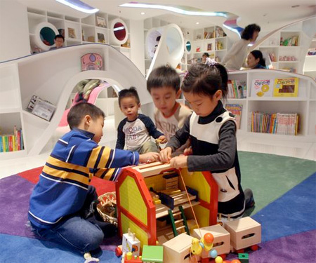 絵本の世界に迷い込んだかのような子供の為にデザインされた虹色の児童書店