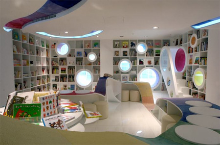 絵本の世界に迷い込んだかのような子供の為にデザインされた虹色の児童書店