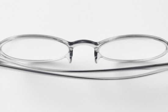 折り畳んだテンプルを鼻あてにパチンと引っ掛けることで平らになる眼鏡「snap glasses」
