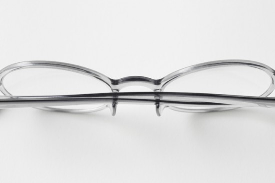 折り畳んだテンプルを鼻あてにパチンと引っ掛けることで平らになる眼鏡「snap glasses」
