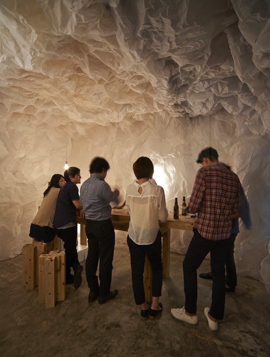 大阪府阿倍野区の路地裏にある、紙でつくった洞窟のようなコミュニティスペース「あべのま」