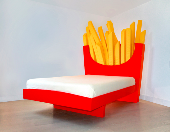 マクドナルド好きにはたまらない、マックのポテトの形をしたベッド