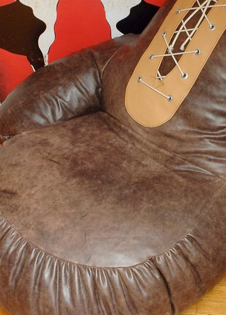 ボクシンググローブの形をした椅子
