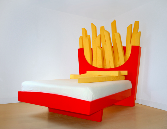 マクドナルド好きにはたまらない、マックのポテトの形をしたベッド