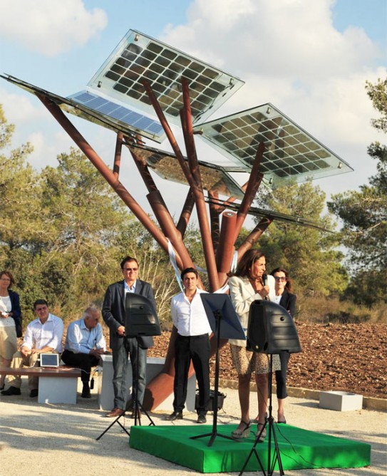 太陽光（ソーラーエネルギー）により外出先でも充電する事の出来る公共のベンチ「eTree」