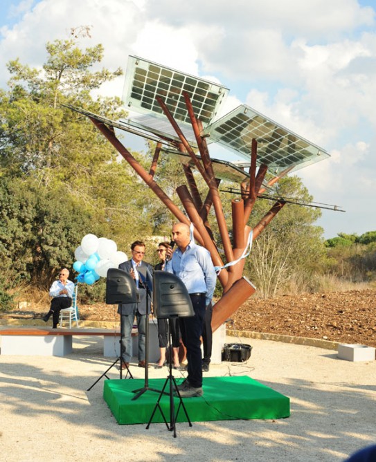 太陽光（ソーラーエネルギー）により外出先でも充電する事の出来る公共のベンチ「eTree」