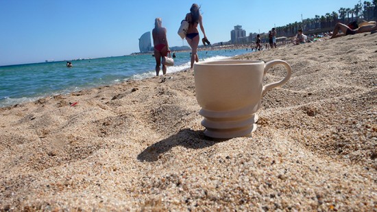 ビーチで飲むことのできる貝殻のようなマグカップ「screw cup」