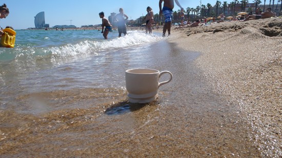 ビーチで飲むことのできる貝殻のようなマグカップ「screw cup」