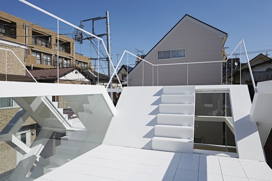 柄沢祐輔建築設計事務所が設計したガラス張りの狭小住宅「S-House」