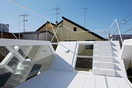 柄沢祐輔建築設計事務所が設計したガラス張りの狭小住宅「S-House」
