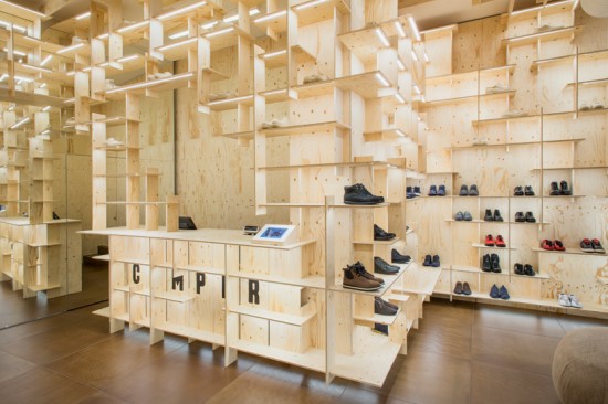 建築家、隈研吾氏がデザインした合板を使ったミラノにあるcamperのお店