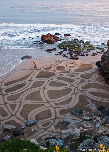 砂浜に描かれたミステリーサークル