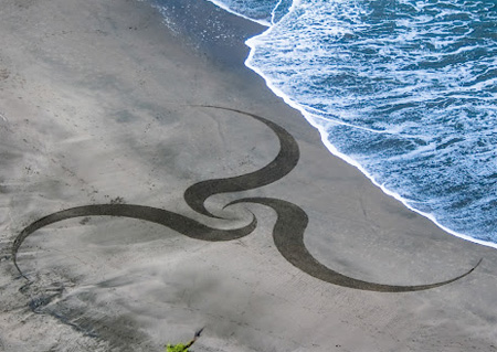 砂浜に描かれたミステリーサークル