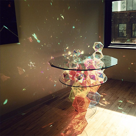 光が反射することによって部屋中の壁に綺麗な模様が写し出されるカクテルテーブル