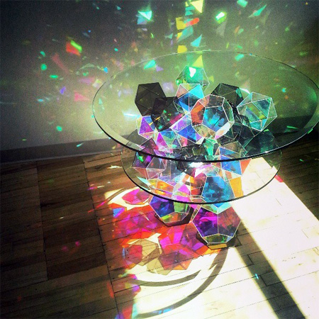 光が反射することによって部屋中の壁に綺麗な模様が写し出されるカクテルテーブル