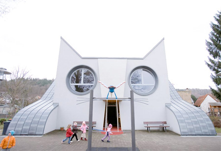ネコの形をした建物の幼稚園