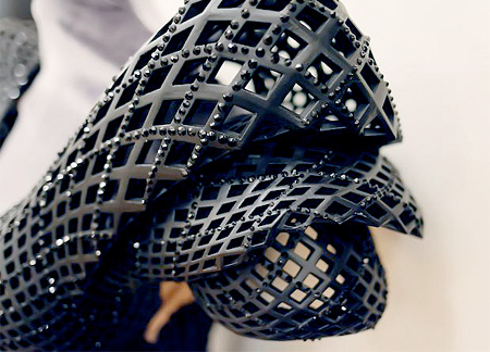 3Dプリンタでつくったタイヤのようなデザインの洋服。
