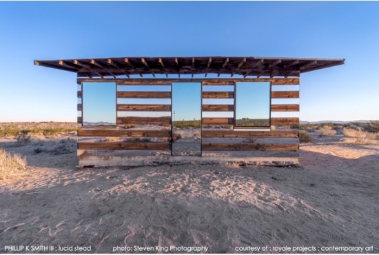 砂漠で朽ち果てていた小屋をリノベーションしてできた幻想的な家