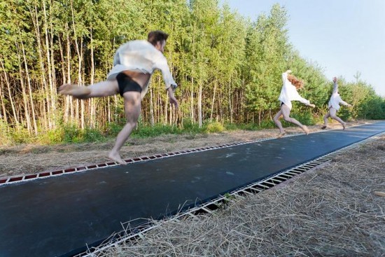 ロシアにある５０メートルの長さのトランポリンのような道路