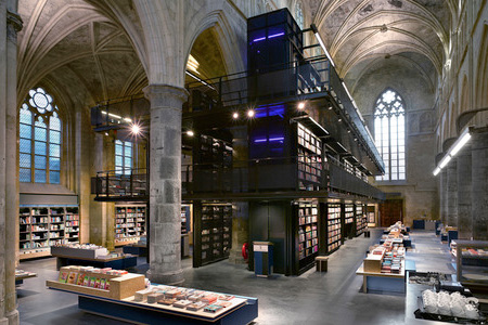 教会の図書館