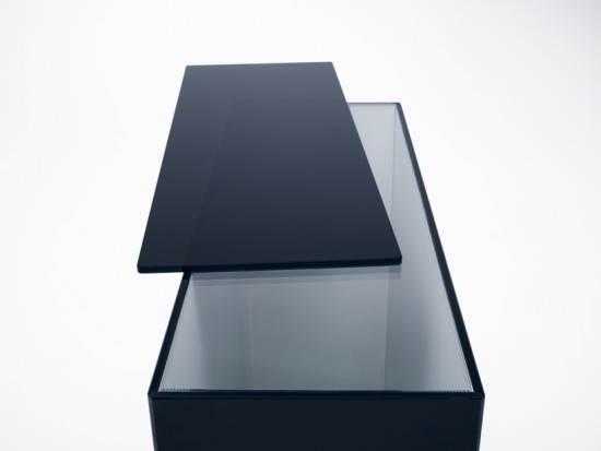 ガラスの接着技術でズレる動きを表現した棚とテーブルのコレクション「 slide」