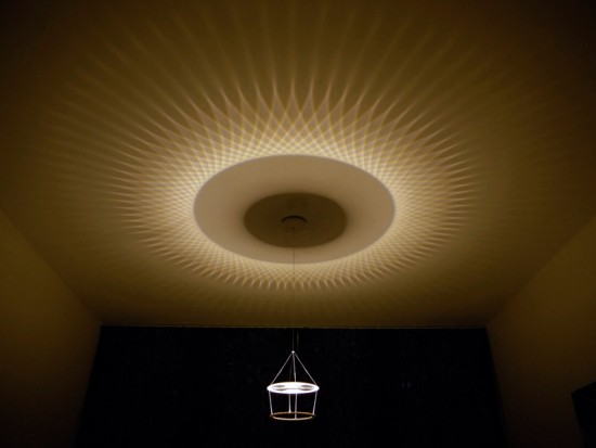 部屋の天井に多角形の模様を写し出す照明「Star Polygon lamp」
