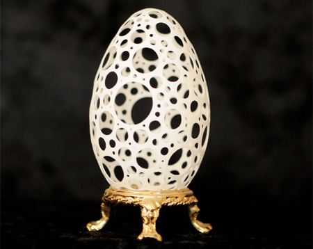 卵の殻をカービングしてつくった作品「エッグカービング」