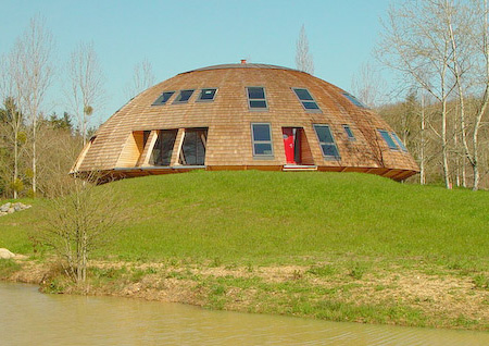 回転するドーム型の家