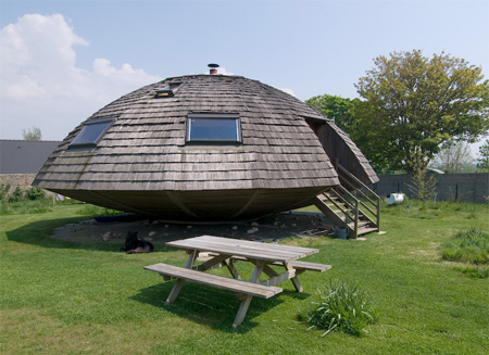 回転するドーム型の家